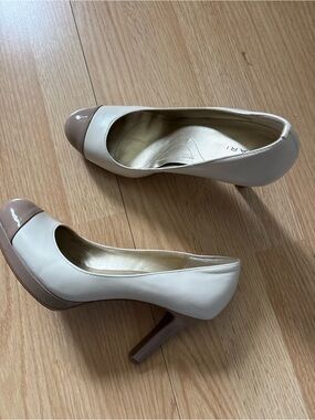 Tahari real  leather   Two-Tone Cream and Taupe Women’s Heels 8-8,5